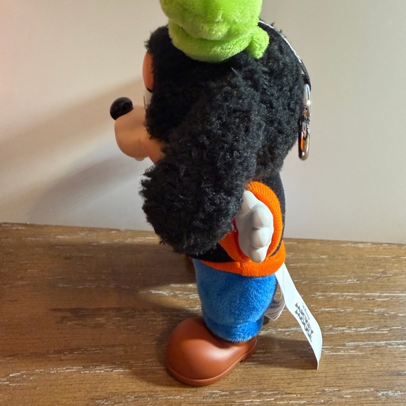 Pop Mart Disney - Goofy Plush Keychain - Picture 3 of 9